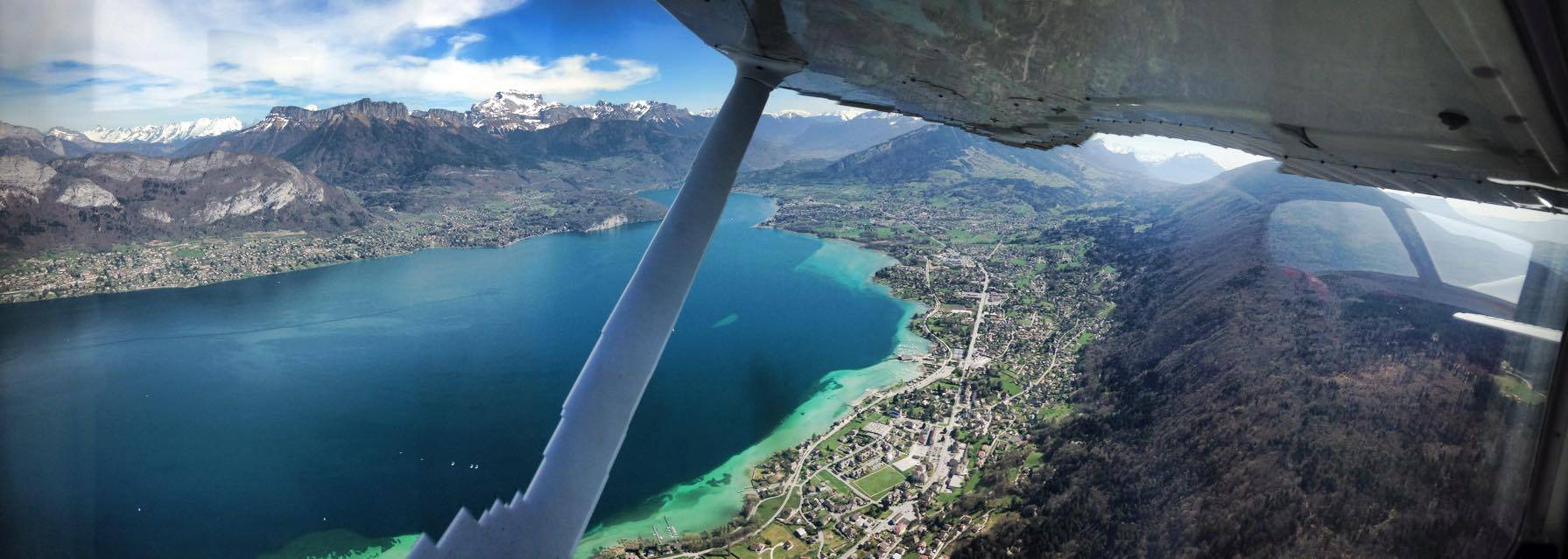 lac de la région lyonnaise vue d'un Cessna 172 en vol