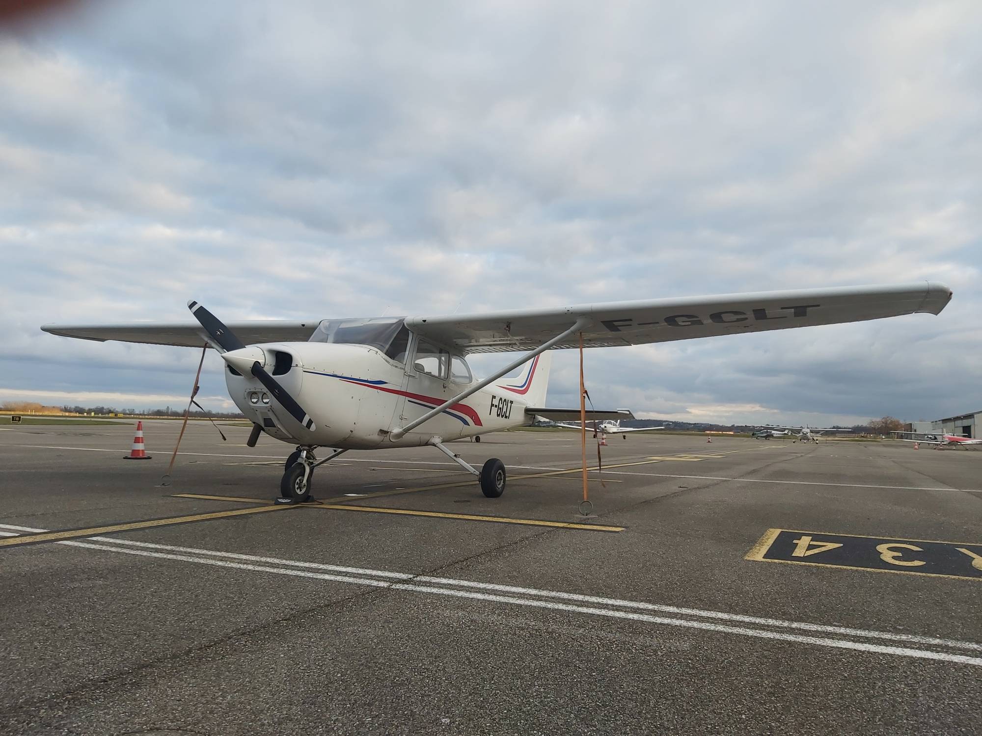 Cessna 172 garé au parking de l'aéroport de Lyon-Bron