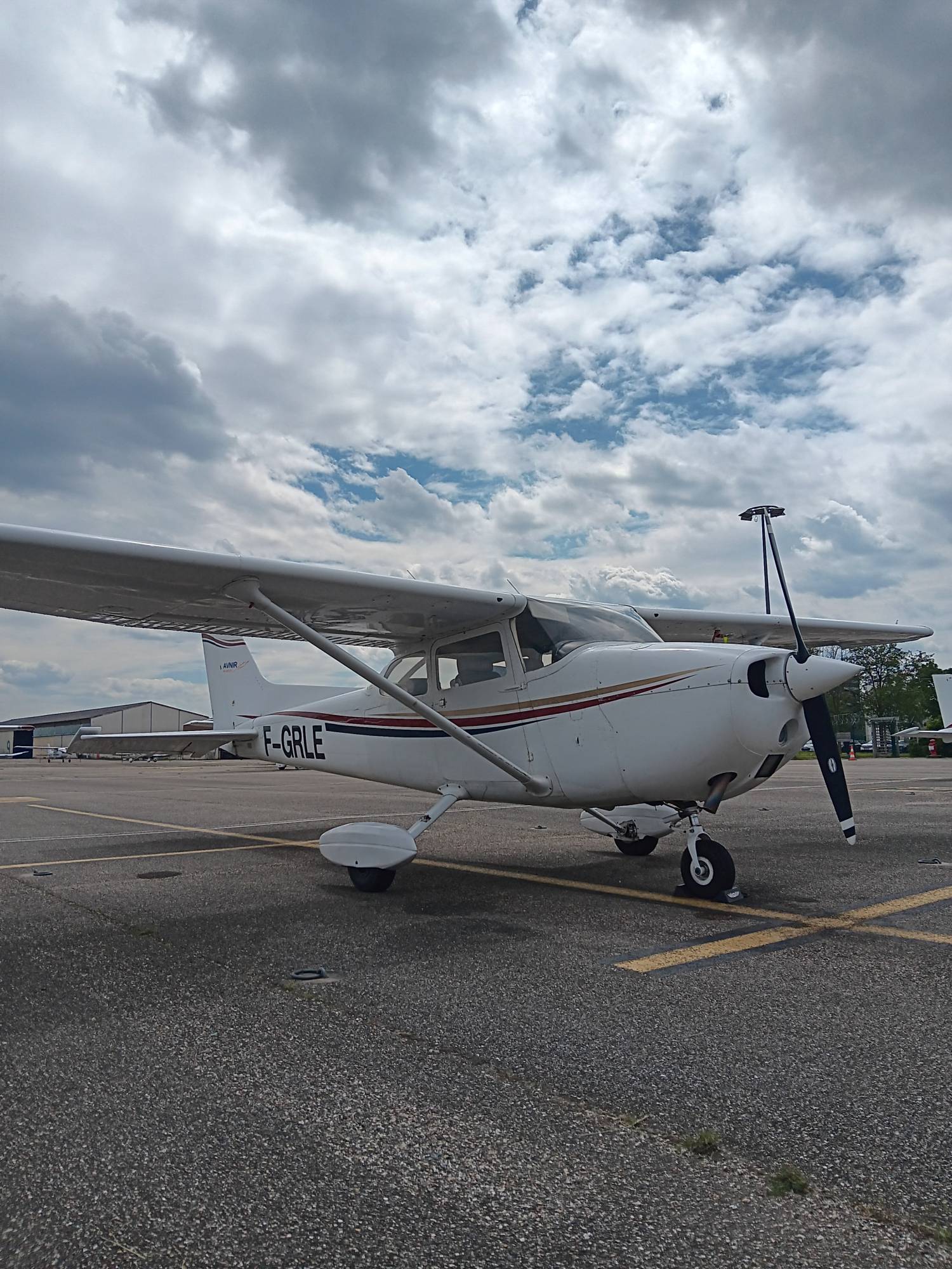 Cessna 172 garé au parking de l'aéroport de Lyon-Bron