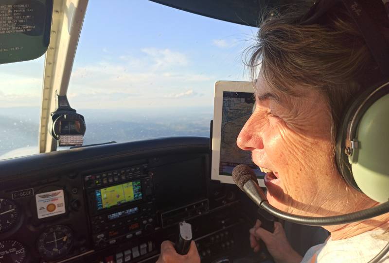 Pilote en vol dans un cessna 172