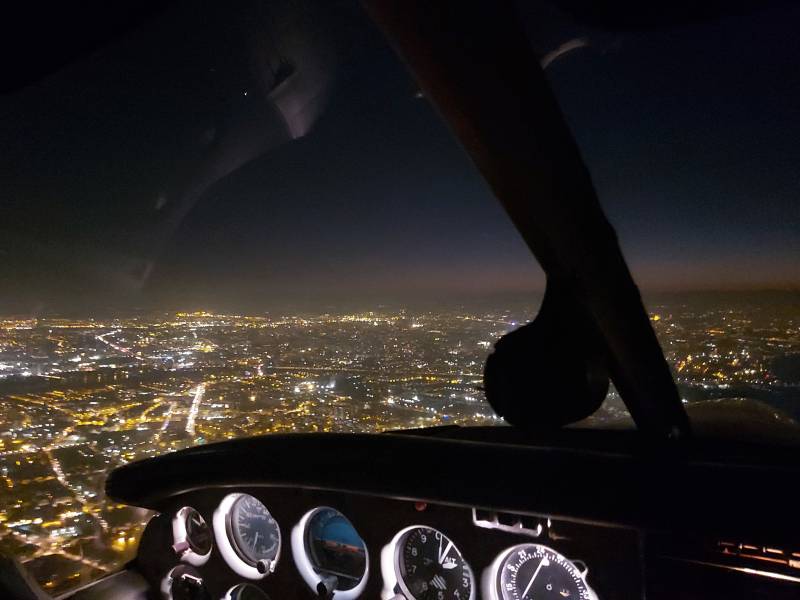 Lyon de nuit vue d'un Cessna172 en vol