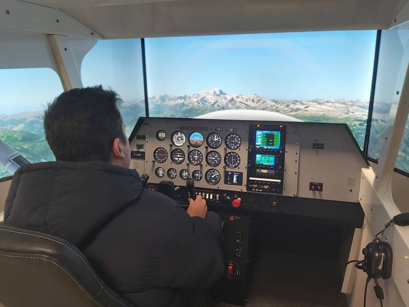 Un pilote sur simulateur de vol d'un Cessna 172 Lyon-Bron