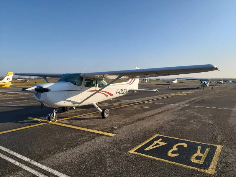 Cessna 172 garé à l'aéroport de Lyon-Bron