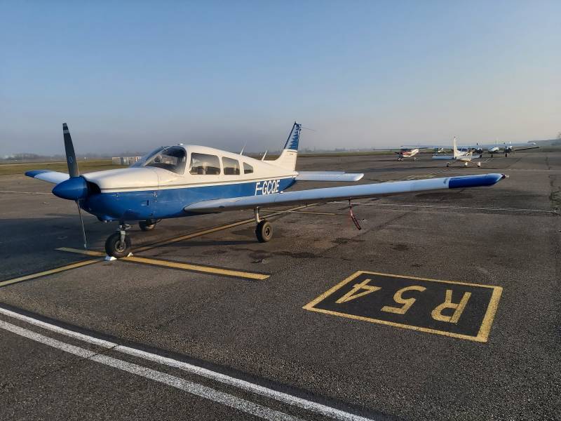 Piper pa28 garé à l'aéroport de Lyon-Bron