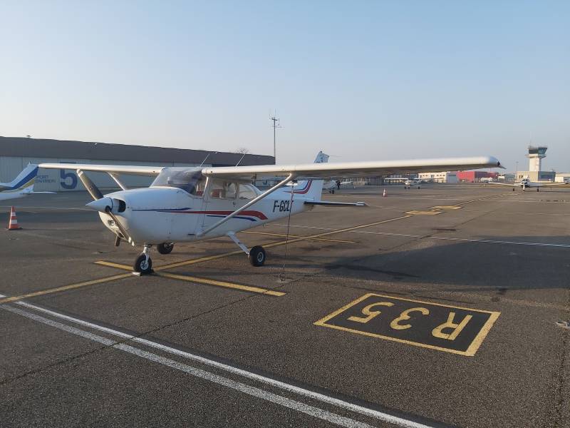 Cessna 172 garé à l'aéroport de Lyon-Bron