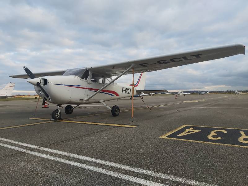 Cessna 172 sur le parking de Lyon-Bron