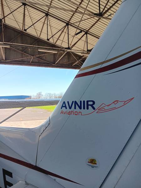 logo Avnir Aviation sur un cessna 172 garé dans un hangar Saint-Étienne Loire