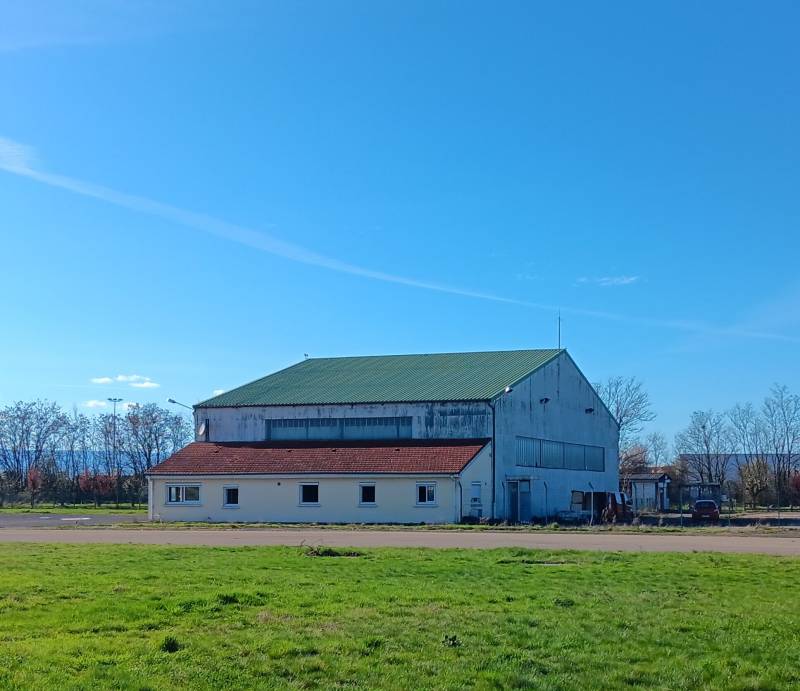 le hangar d'Avnir Aviation à Saint-Étienne Andrézieux Bouthéon