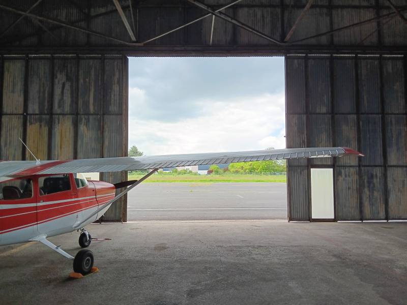 Un Cessna 152 dans un hangar à Saint-Étienne Loire