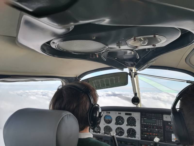 2 pilotes à bord d'un piper pa28 en vol