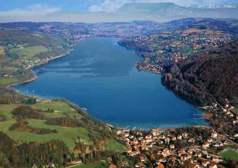 lac de la région lyonnaise vue du ciel