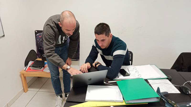 un pilote instructeur et un élève en formation Lyon-Bron