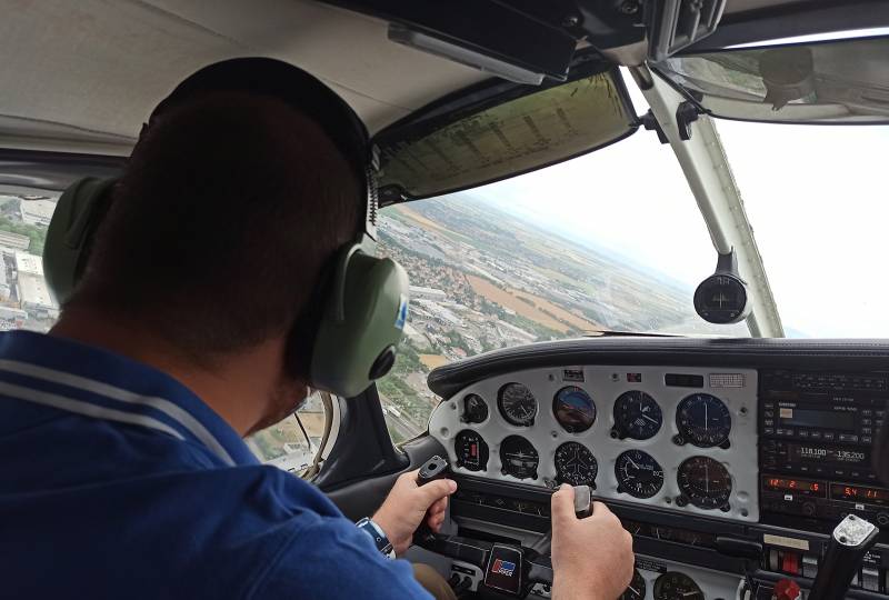 Pilote à bord d'un piper pa28 en vol