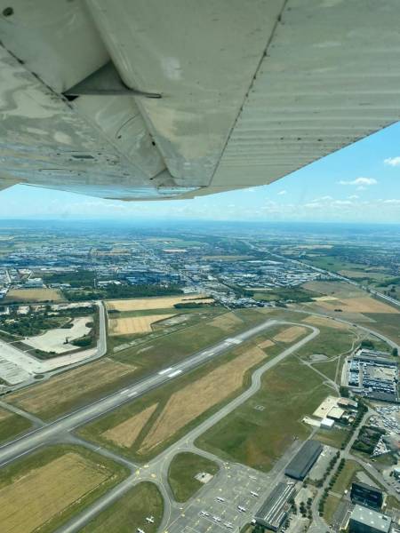 L'aéroport de Lyon-Bron vue d'un Cessna 172 en vol