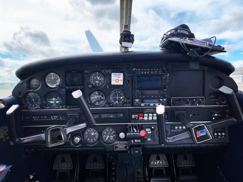 Tableau de bord d'un piper pa28 Lyon-Bron
