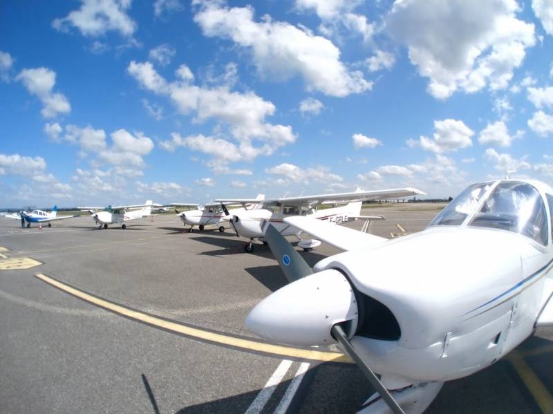 plusieurs piper pa28 et cessna 172 garé a l'aéroport de Lyon-Bron