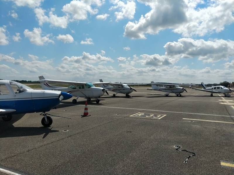 plusieurs piper pa28 et cessna 172 garé a l'aéroport de Lyon-Bron