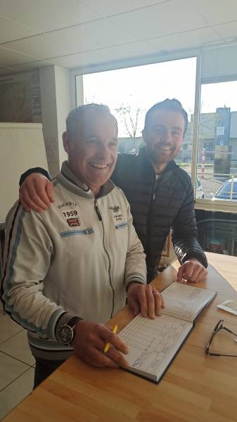 Un pilote instructeur et un élève en formation Lyon-Bron