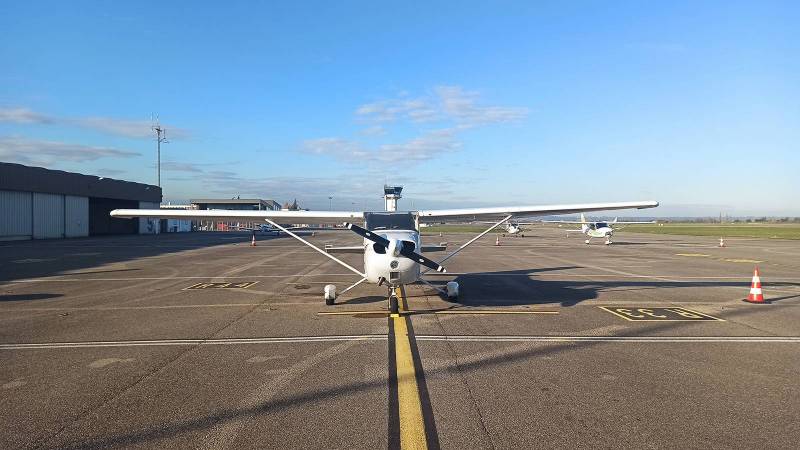 Cessna 172 garé à l'aéroport de Lyon-Bron vue de face