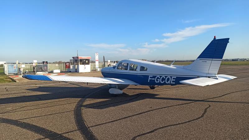 piper pa28 garé à l'aéroport de Lyon-Bron