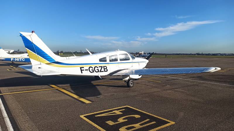 piper pa28 garé à l'aéroport de Lyon-Bron