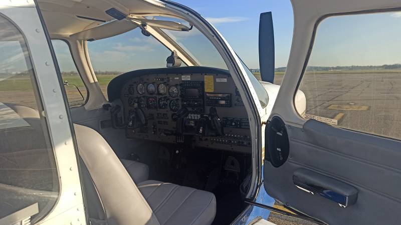 Location avion privé Piper PA28R201 ARROW III - Train rentrant / Pas variable