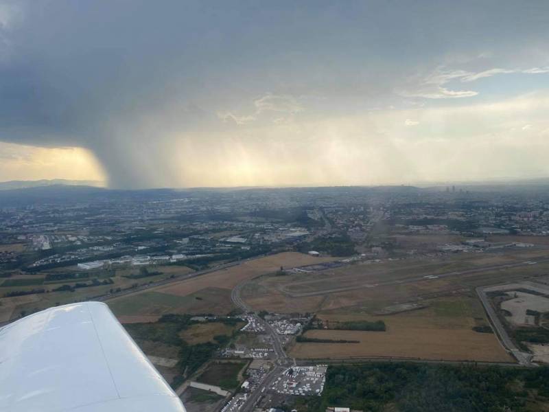 l'aéroport Lyon-Bron vue du ciel à bord d'un piper pa28